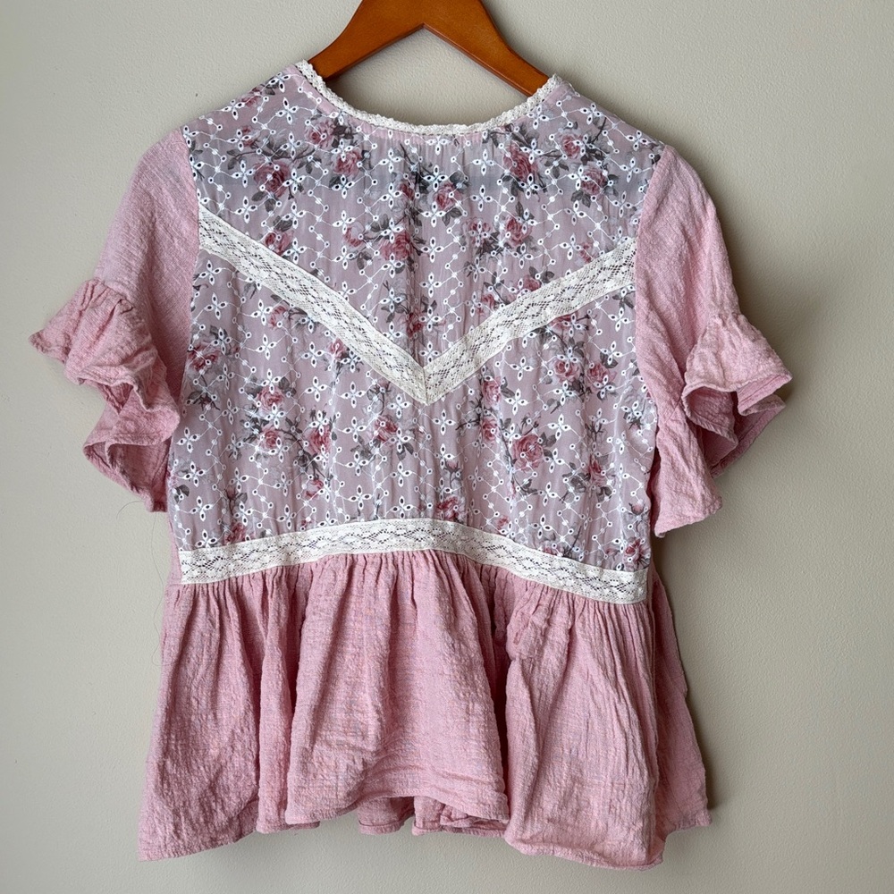 Umgee Women’s Top Blouse Babydoll Size Medium Pink with Lace Flowy Ruffle sleeve